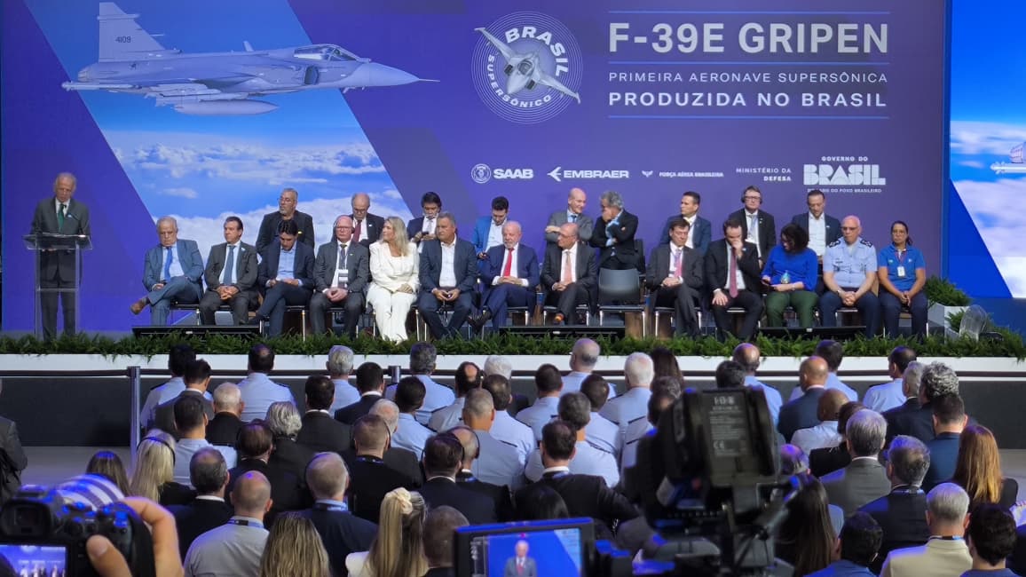 Foto 2 de 15 — Lula chega com comitiva à Embraer e apresenta caça Gripen em agenda na região; VEJA FOTOS